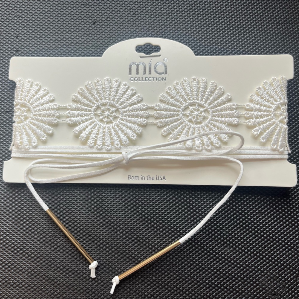 MIA COLLECTION White Lace Up & White Floral Choker Necklace With Floral Design